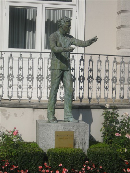 Памятник возле дома в котором родился Герберт фон Караян