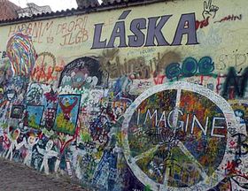 Стіна Леннона (Фото: Архів Чеського радіо - Радіо Прага)   «Коли виникає хаос, завжди на цьому хтось заробляє