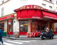 Оригінальна назва: Cafe Des Deux Moulins Paris;   Дата заснування: 1902 рік;   Тип закладу: Кафе-Брассері;   Вартість відвідування: Близько 20-30 євро на людину;   Місцезнаходження: 15 Rue Lepic, 75018 Paris