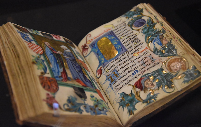 Але, якщо вже сьогодні ми говоримо про образотворче мистецтво, то згадаємо про кольорових середньовічних гравюрах і естампах, що прикрашають сторінки старовинних книг