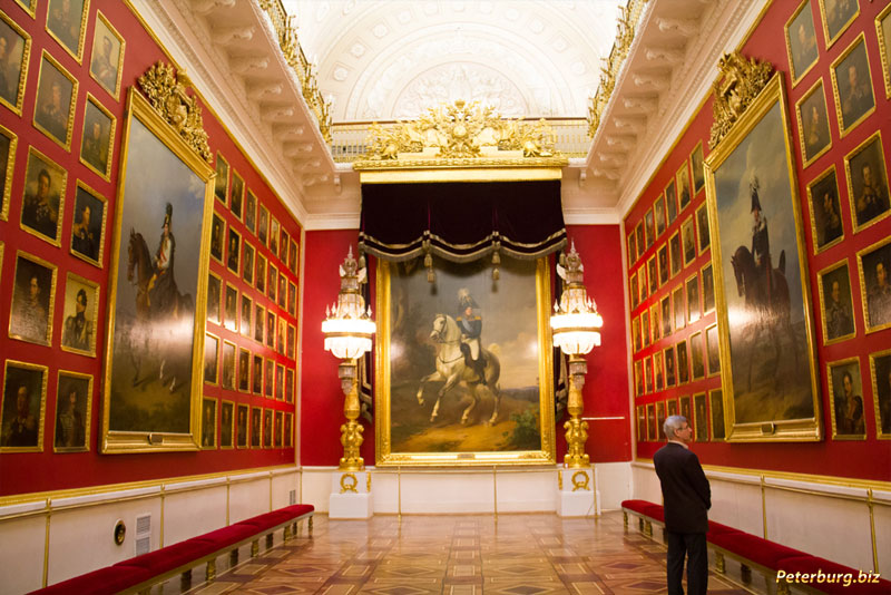 На її стінах були розміщені 332 поясних портрета героїв Вітчизняної війни 1812 р У 1852 році за розпорядженням Миколи I був заснований Імператорський музеум «Ермітаж»