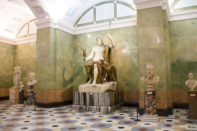 Перший поверх експонує предмети мистецтва древніх цивілізацій, а тому числі велика кількість скульптур античного світу