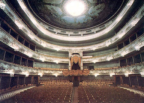 Однак до кінця XIX століття на сцені Михайлівського театру влаштувалися французькі і німецькі трупи, що ставили драматичні вистави