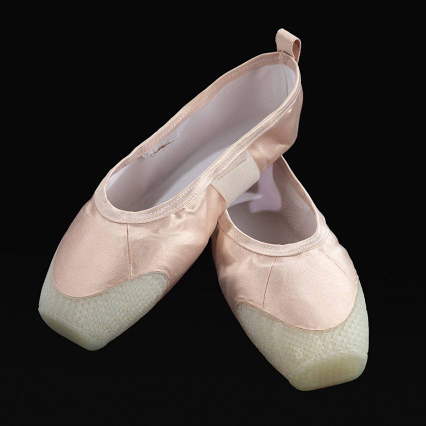 Обновленная балетная обувь адаптирована к ноге пользователя, обеспечивая комфорт и защиту, и в результате она в три раза более долговечна, чем традиционная балетная обувь