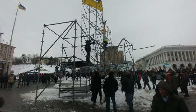 Движение новых сил демонтирует конструкции на Майдане / Фото: Овсянникова Юлия Укринформ