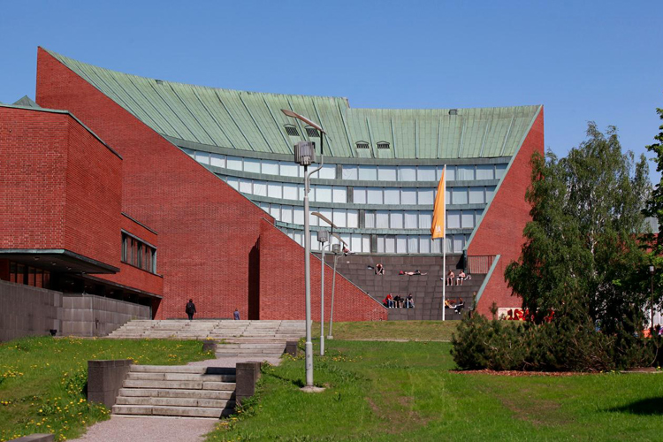 Університет Аалто користується великою популярністю у іноземних студентів Хотілося б звернути увагу абітурієнтів саме на університет Аалто, названий на честь сучасного діяча європейського дизайну Алвара Аалто