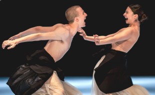 У день 130-річчя Ейфелевої вежі на сцені Національного театру танцю Шайо почалися виступи молодіжної трупи (NDT 2) Нідерландського театру танцю, який очолює Поль Лайтфут