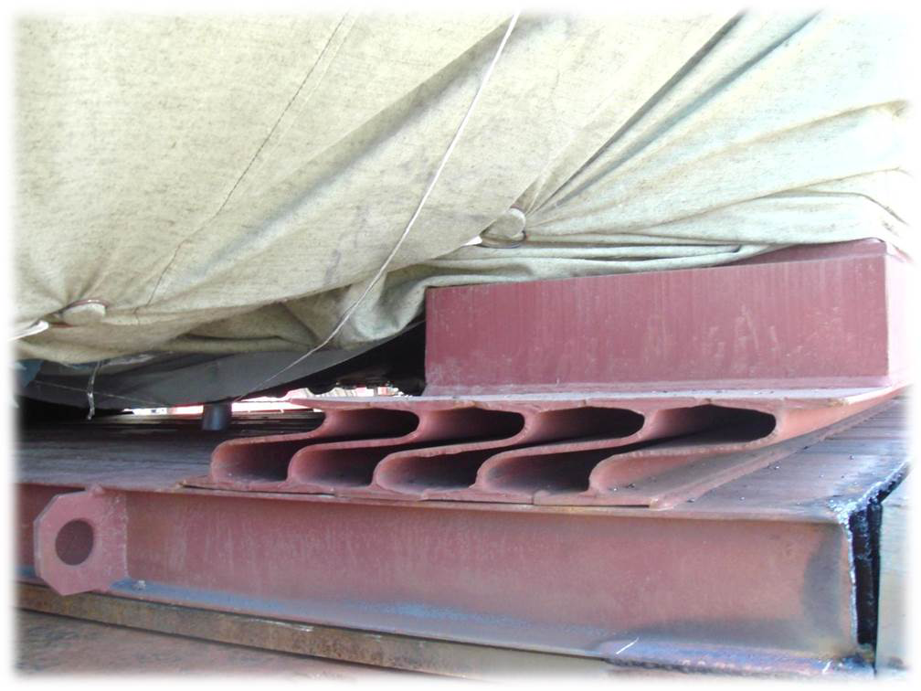 На фотографії видно, як з-за знесиленого кріплення між опорою і корпусом турбіни, після його вивантаження в транзитному порту, відбулася часткова деформація опори, яка призвела до пошкодження вантажу
