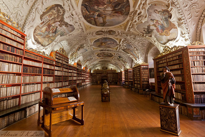 Бродить между полками с книгами в тусклом свете библиотеки - это как интеллектуальное и эстетическое путешествие в другое измерение