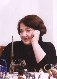 Катерина Миколаївна Вільмонт (24 квітня 1946) - російський письменник, автор іронічної жіночої прози