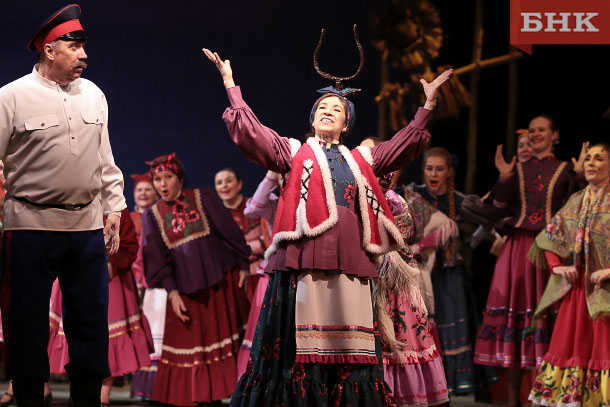 «Бабин бунт» більше тяжіє до добротного радянському мюзиклу, в ньому не просто співають і танцюють, весь спектакль наповнений концентратом народних характерів, гумору і ліричності