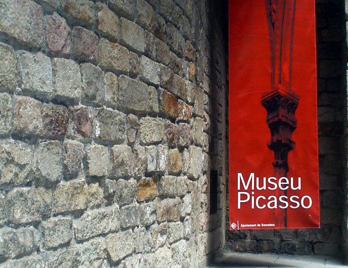 Крім стаціонарної експозиції, в музеї систематично проводяться тимчасові виставки, що мають відношення до певних періодів життя і творчості Пікассо
