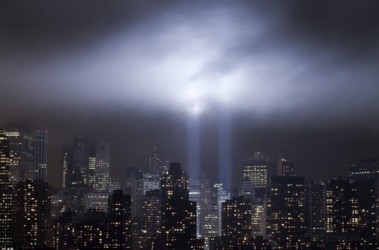 9 вересня 2011, 16:12 Переглядів:   У Нью-Йорку відрепетирували світлове шоу, підготовлене до готовщіне терактів 9/11