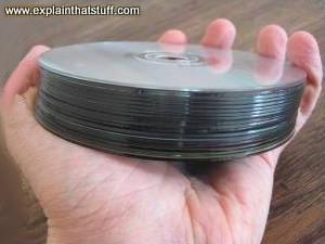 Зараз комп'ютери частіше мають накопичувачі CD-R або CD / RW для запису власних компакт-дисків, хоча на більшості нових комп'ютерів зараз замість них є DVD-накопичувачі
