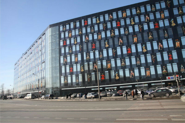 Пітерський офіс Яндекса розташований в бізнес-центрі «Бенуа», на фасаді якого принти ілюстрацій художника