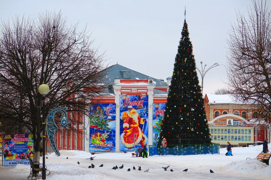 Звідси вже рукою подати до площі Леніна, на якій встановлена ​​новорічна ялинка, і де пройшла та сама нічна дискотека, яку в ніч c 31 грудня на 1 січня проводив казковий Дід Мороз,   взутий в кросівки «Nike»