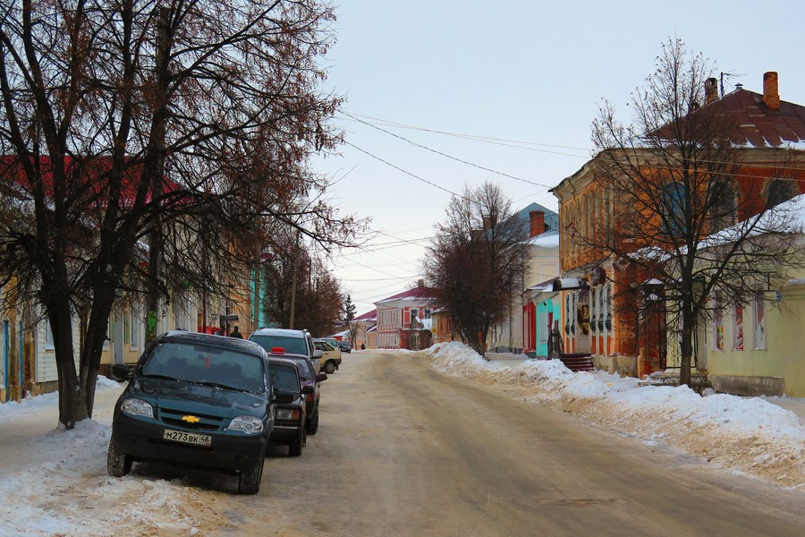 На знімках нижче можна побачити, як виглядає в переддень Різдва одна з центральних вулиць Єльця - вулиця Миру (Торгова)