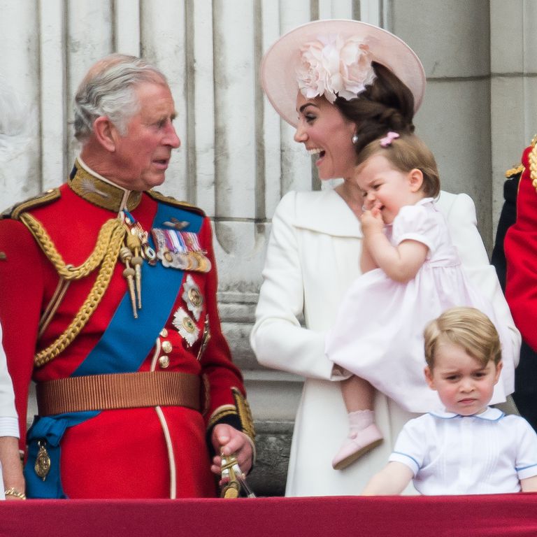 Виявляється, що Кейт Міддлтон і принц Вільям, батьки п'ятирічного принца Джорджа, трирічної принцеси Шарлотти і чотиримісячного принца Луї, технічно не мають законної опіки над будь-яким з них
