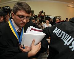 Судовий процес з Юлією Тимошенко 11 липня вже традиційно не обійшовся без театральних сцен, штовханини, словесних баталій, істеричного реготу