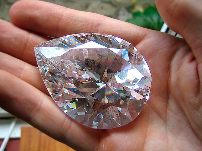 Камінь представляє собою оброблений тільки діамантовою огранюванням ювелірний алмаз