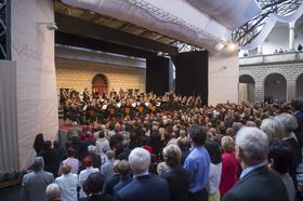 «Літомишль Сметани», Фото: ЧТК   дійсно,   «Літомишль Сметани»   знаменитий тим, що є найбільшим фестивалем класичної музики в Чеській Республіці на відкритому повітрі
