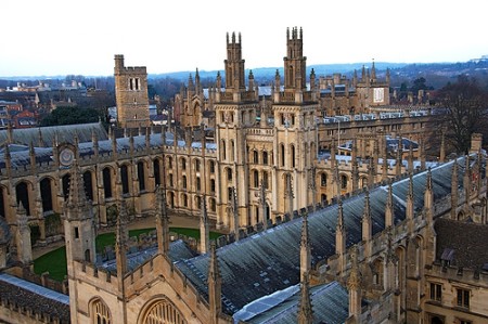 Знаменитий Оксфорд просить £ 18500, але якщо вибрати вуз, що стоїть за рейтингом не нижче 50-го рядка, то в залежності від спеціалізації вартість навчання стартує від 7000 фунтів стерлінгів