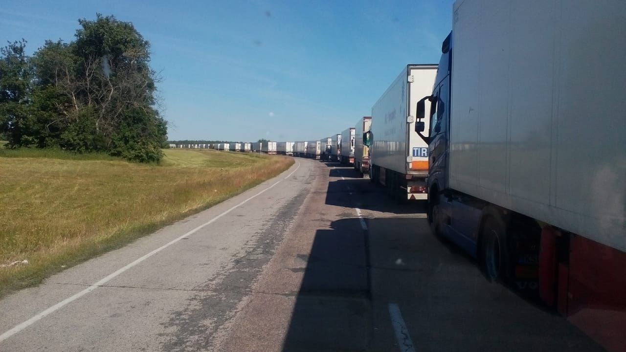 Як повідомляє прес-служба Державної прикордонної служби України, сьогодні, 11 червня, після 12 години дня на українсько-російському кордоні в пробці простоювали 85 вантажних транспортних засобів