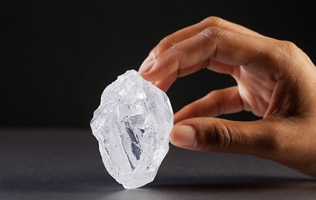 Найбільший природний алмаз ювелірної якості, знайдений за більш ніж 100 років тому, алмаз розміром з тенісний м'яч важить 1109 каратів, або приблизно 222,2 грама