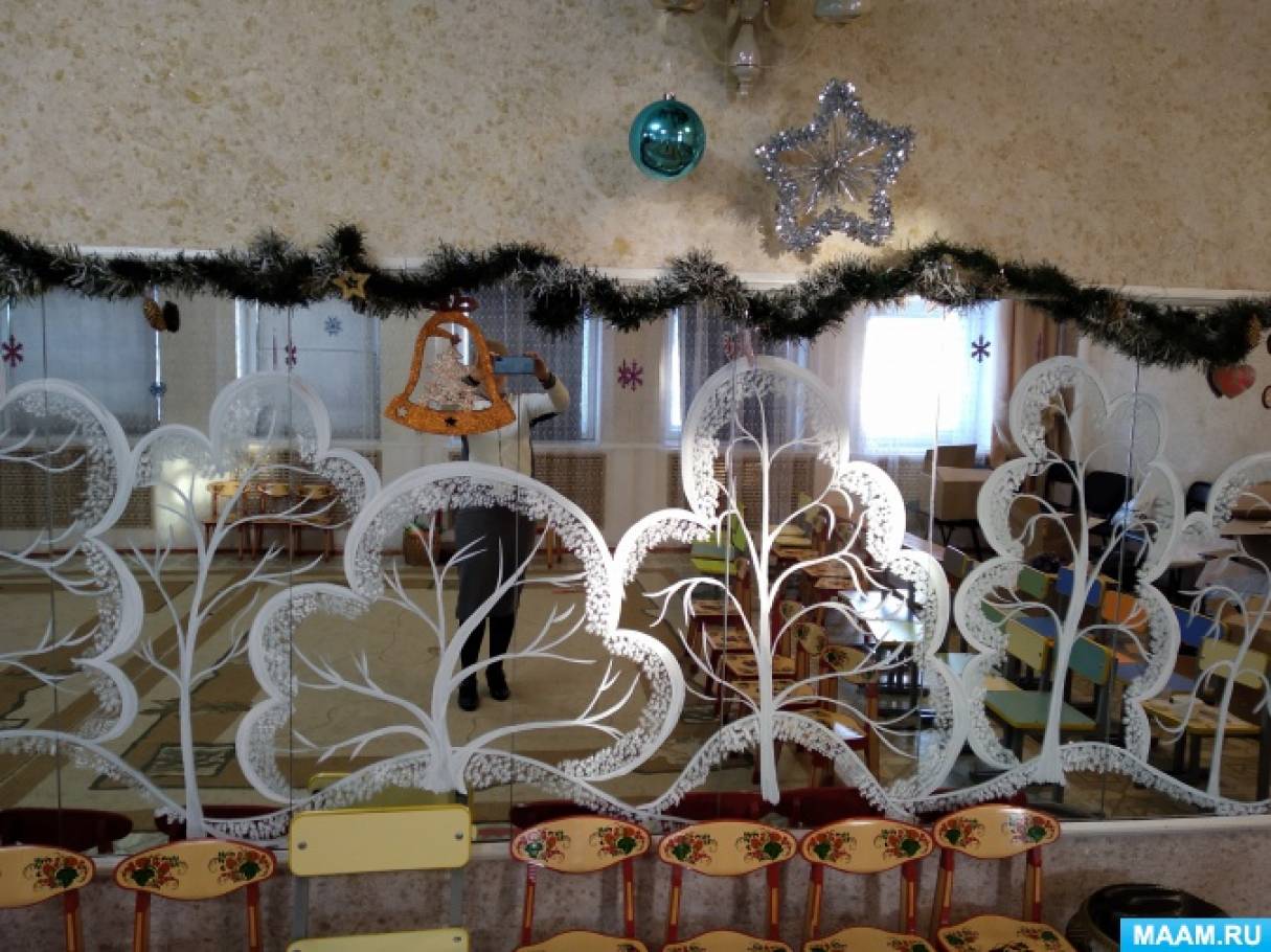 Фотозвіт про оформлення музичного залу до новорічного свята «Крижані візерунки Діда Мороза на дзеркалі»   Оформлення музичного залу до Новорічного свята