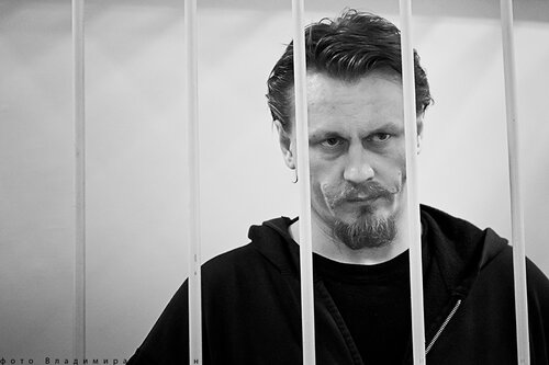 Злодій (Олег Воротніков) - художник, активіст, лідер групи Війна