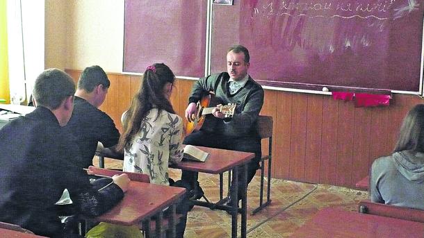 14 січня 2017, 6:43 Переглядів:   Учитель з гітарою