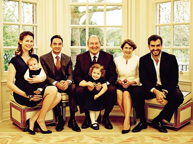 Армен Саркісян народився в місті Єревані 23 червня 1953 р Одружений, має 2 дітей