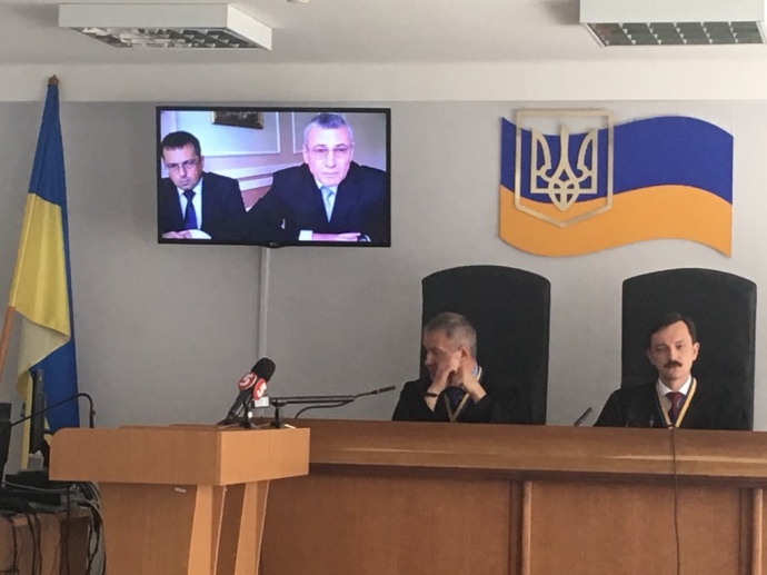 9940 переглядів   Колишній начальник Внутрішніх військ України Станіслав Шуляк стверджує, що в лютому 2014 роки не отримував від керівництва країни наказу відкривати вогонь по учасниках акцій євромайдан