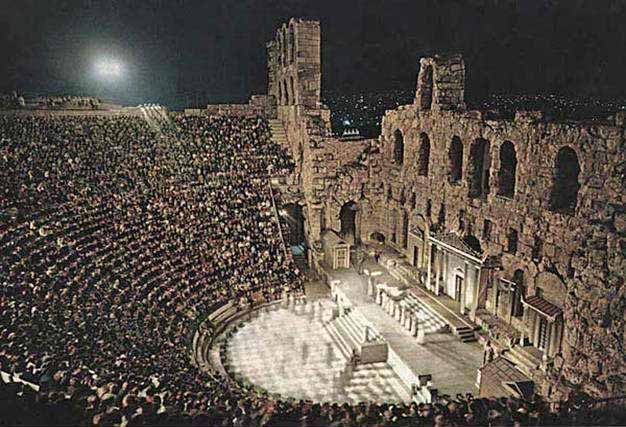 Після падіння Римської імперії античний театр був забутий: ранні ідеологи християнства засуджували лицедійство, і не тільки актори, музиканти і «танцюристи», а й усі «одержимі пристрастю до театру» виключалися з християнських громад