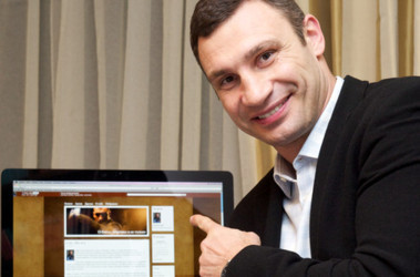 8 лютого 2011, 16:04 Переглядів:   Віталій Кличко на тлі свого блогу як би підтверджує, що автор - він