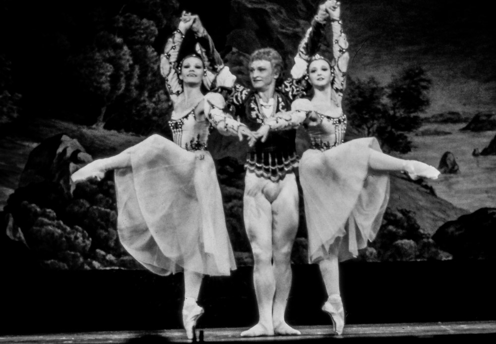 Жанна Аюпова танцювала па де труа разом з Іриною Чистякової та Олександром Луньовим