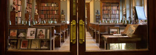 Национальная художественная библиотека (NAL) расположена в красивых старинных читальных залах с видом на сад Джона Мадейски в V & A