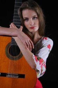 Лауреат міжнародних конкурсів Анна Тихонравова - єдиний в Україні професійний виконавець, віртуозно володіє як шестиструнній, так і семиструнної гітарою