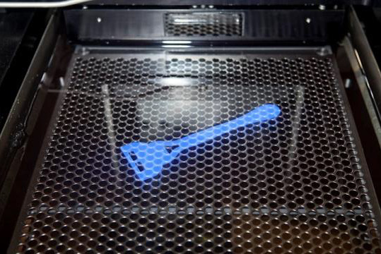 За допомогою технологій швидкого макетування Gillette на полимеризованной пластмасі лазером наноситься профіль майбутньої тривимірної моделі Fusion ProGlide