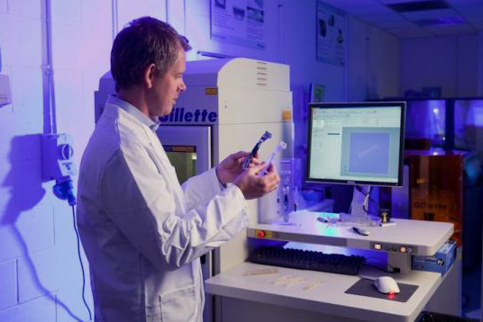 Інженер лабораторії Gillette працює з технологіями швидкого макетування в Центрі інноваційних розробок в Редінгу