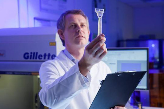 Інженер лабораторії Gillette вивчає модель прототипу Fusion ProGlide, створену за допомогою технологій швидкого макетування в Центрі інноваційних розробок в Редінгу
