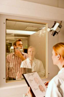 Учасників тестів щодня спостерігають і беруть інтерв'ю, проводять аналізи і записують процес гоління на відео
