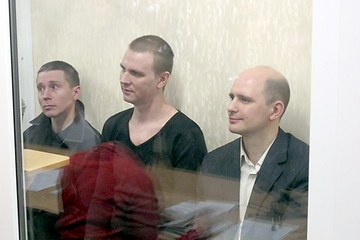 * З моменту арешту Дмитру (в центрі) не дали жодного побачення з рідними