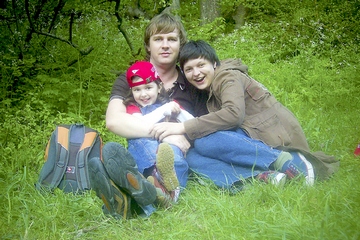 * На єдиною збереженою після обшуку сімейної фотографії Дмитро з дружиною Ларисою та донькою ще щасливі