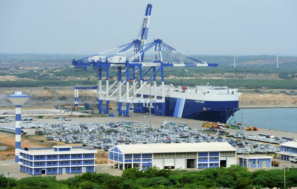 Після цього в липні 2017 року Китай і Шрі-Ланка підписали угоду про передачу контрольного пакету акцій порту китайської державної компанії в обмін на списання боргу і 99-річну оренду, повідомляє видання