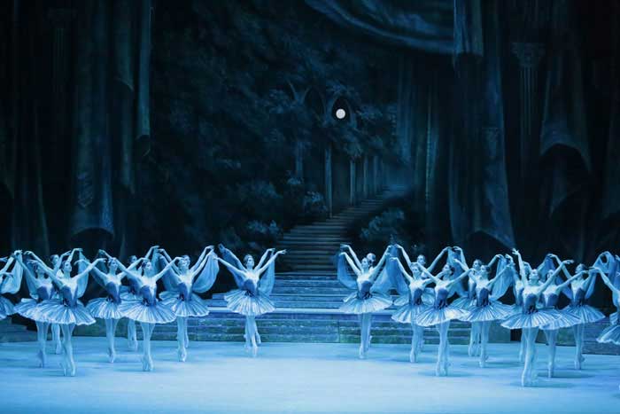 Раймонда - великий сюжетний спектакль, завершальний класичну епоху в історії балету і одночасно предтеча наступного етапу в його розвитку - безсюжетною неокласики, повернувся на Історичну сцену Великого театру