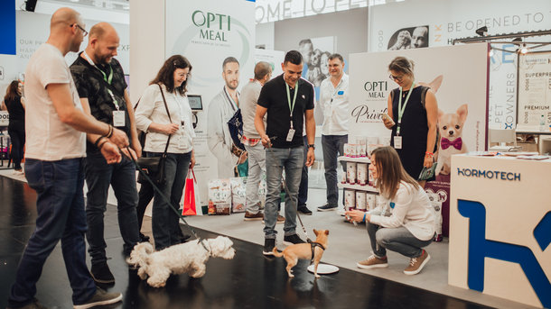10 травня 2018, 15:08 Переглядів:   8 травня 2018 на міжнародній виставці Interzoo в Нюрнберзі (Німеччина) бренд суперпреміального харчування для домашніх тварин Optimeal представив нову лінійку кормів для малих і мініатюрних порід собак Optimeal Privilege