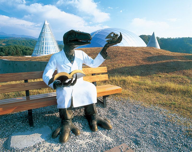 Неподалік від музею доктор Динозавр чекає відвідувачів, щоб знятися на пам'ять