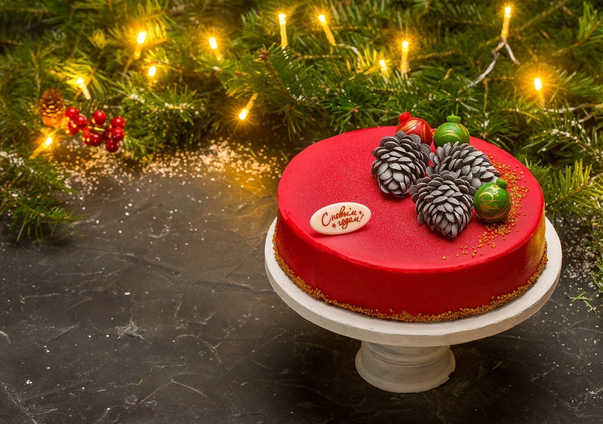 А прикрашений «Чізкейк новорічний» легким кремом з вершків і м'якою шоколадною глазур'ю з декором