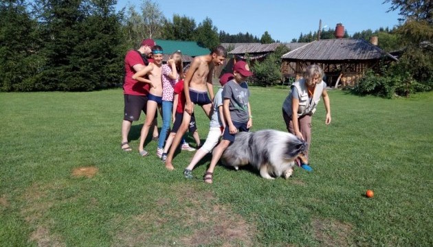 У селі Мигово працює унікальний в Україні літній табір для дітей, хворих на ДЦП та іншими розладами, в якому реабілітацію проводять через ігри з собаками